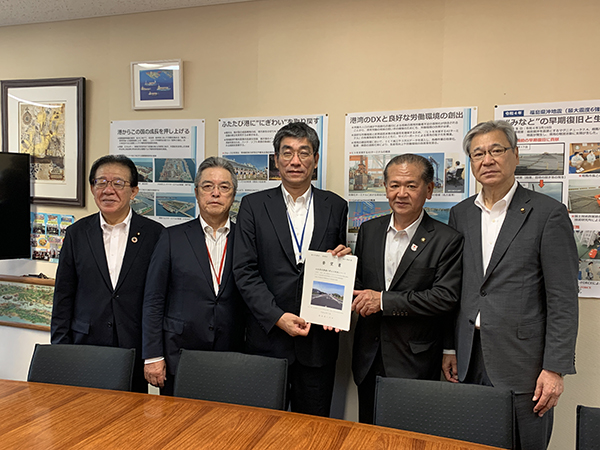 稲田 国土交通省港湾局長（中央）に要望書を手交する松木会長と中村市長