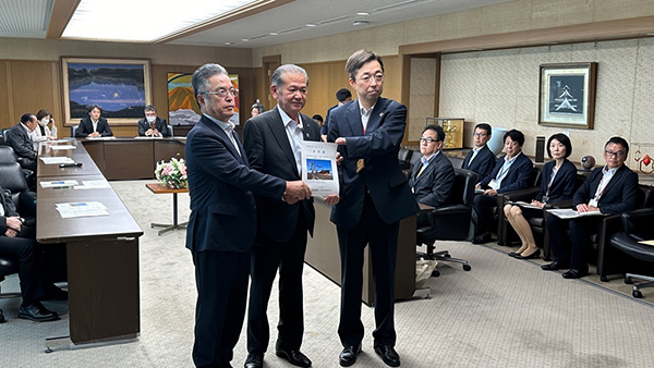 松木会長と中村市長から木村知事へ要望書を手渡す様子