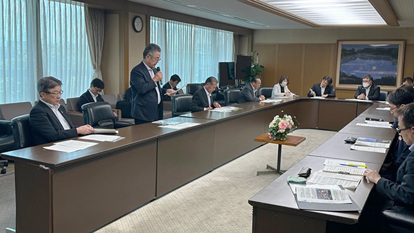 八代港の展望について意見を述べる松木会長