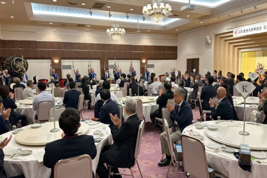 「秀岳館高校雅太鼓部」の生徒による演奏